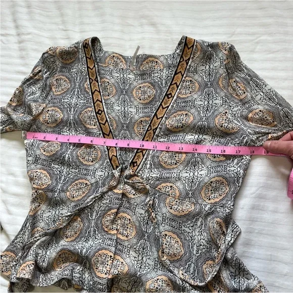 Patterned V-Neck Women's Top - Picture 15 of 16